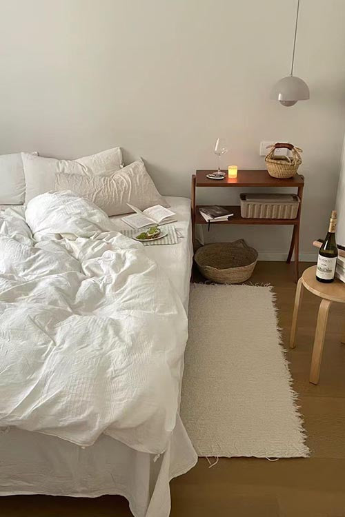 Minimalist Bedroom Decor: Less is More.