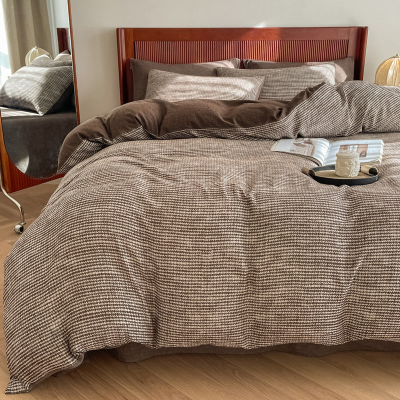 Funda nórdica de algodón con estampado jacquard de pata de gallo estilo rústico en color chocolate.