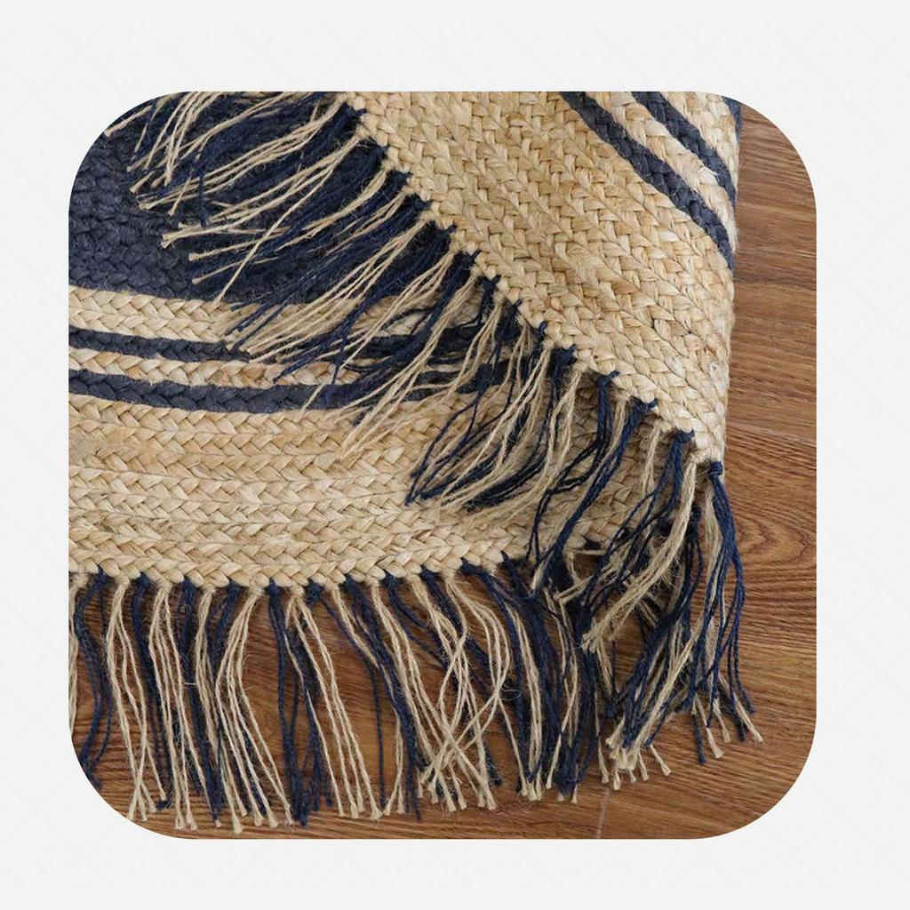 Alfombra redonda de yute con flecos náuticos.