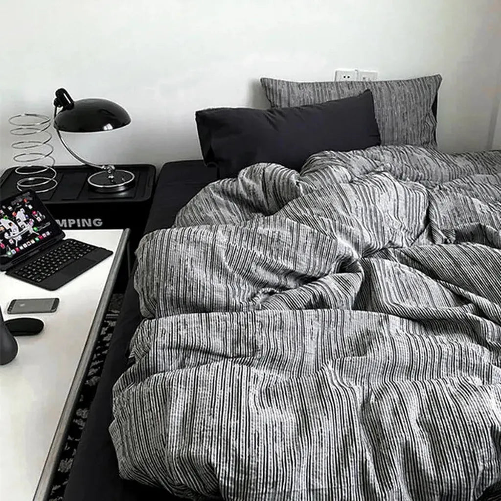 Funda nórdica reversible a rayas industriales oscuras.