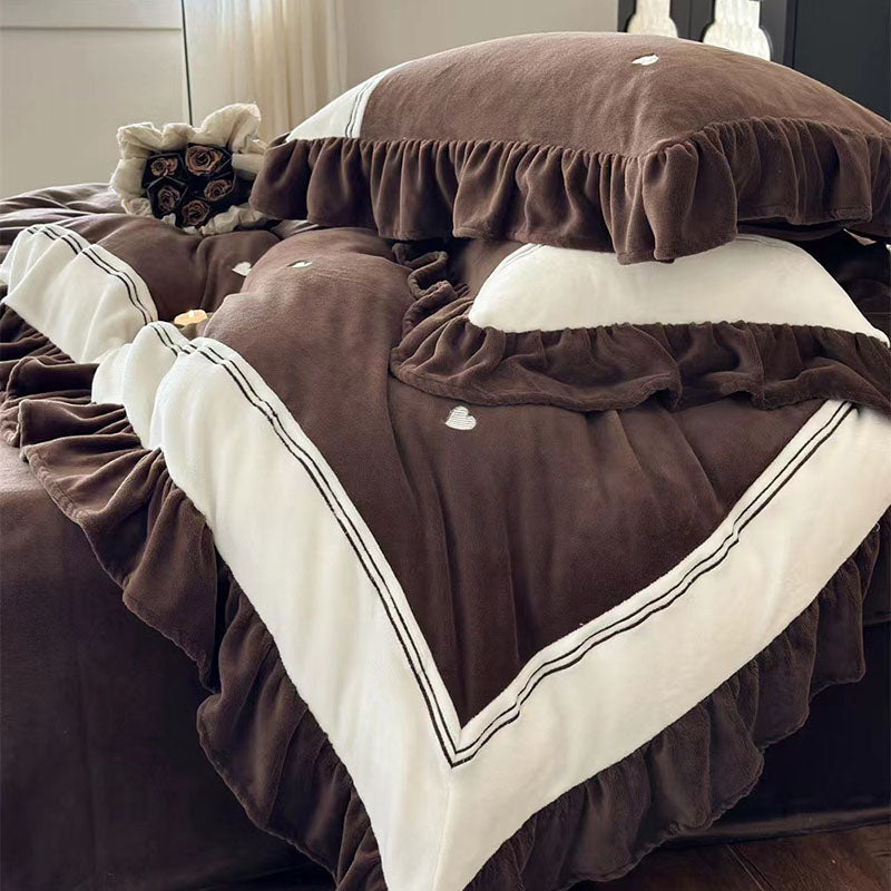 Juego de cama con volantes y bordado de corazones de terciopelo - Marrón chocolate (sin relleno)